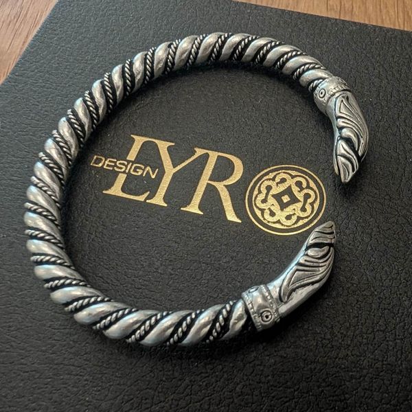 Hovedbilde Vikingarmring Ravnehoder - Sølvbelagt