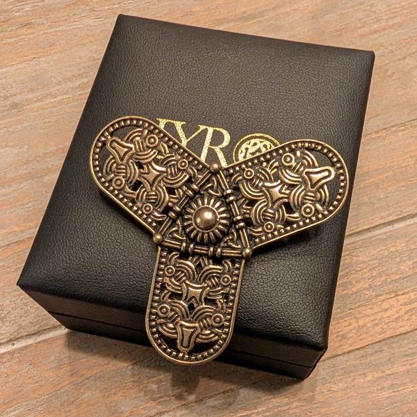 Hovedbilde Viking trefoil brosje med ravnemotiv – bronse