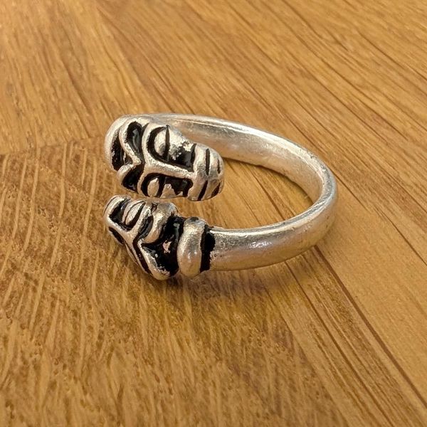 Hovedbilde Sølvbelagt vikingring med ulvehoder